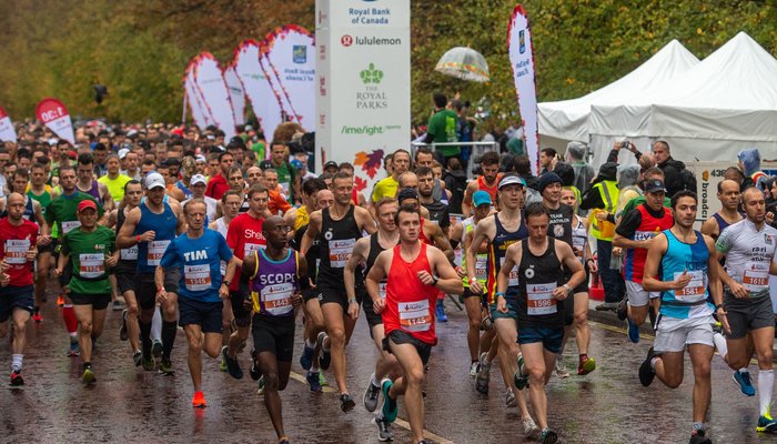 Runners in Royal Parks Half Marathon crossing start line
